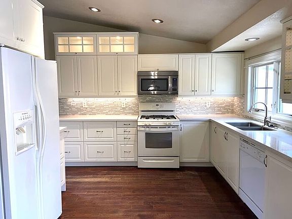 3rd image of 2930 Parkland Dr