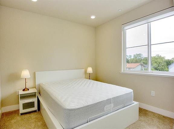 4th image of 1048 Monroe St #201