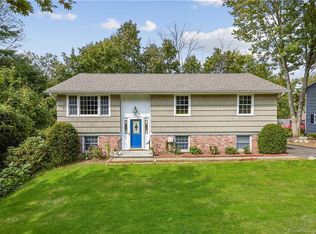 28 Three Lakes Dr, Stamford, CT 06902