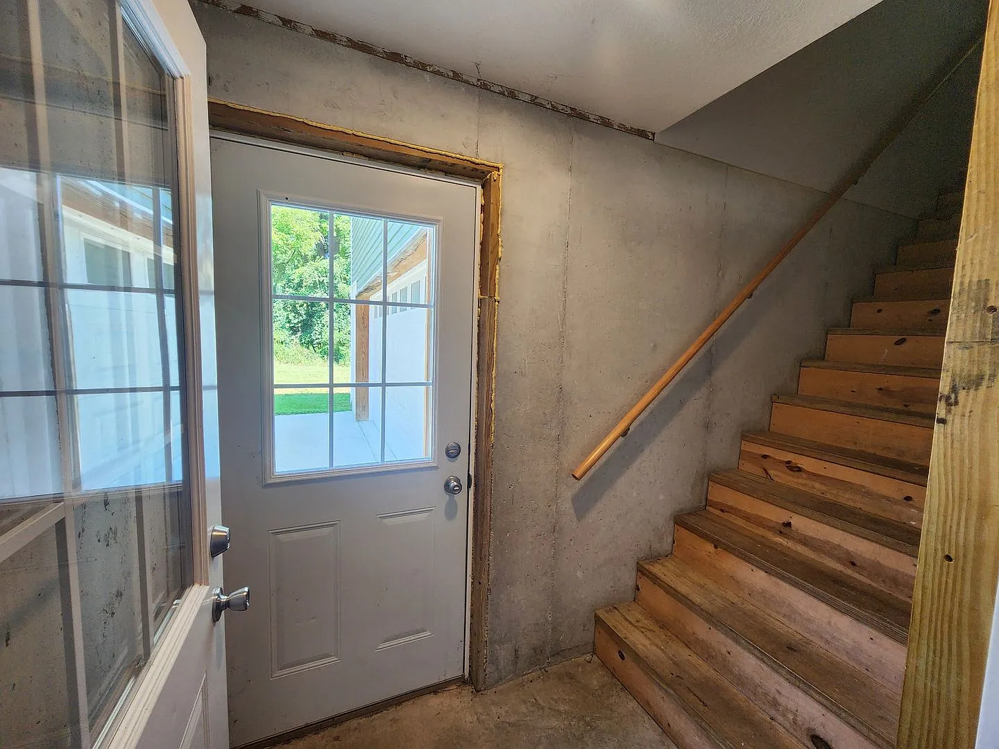 2 Bedroom, 1 Bath House with Attached Garage! — Photo 2
