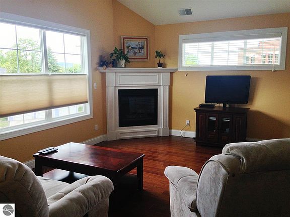 3rd image of 151 E Railroad Ave #B