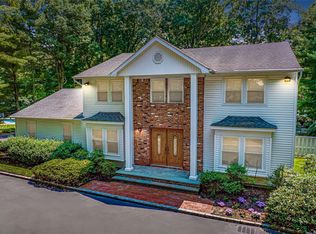 49 Hunting Hill Dr, Dix Hills, NY 11746