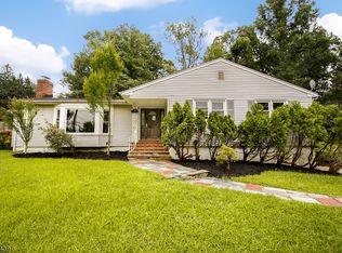 44 Wychwood Rd, Livingston, NJ 07039