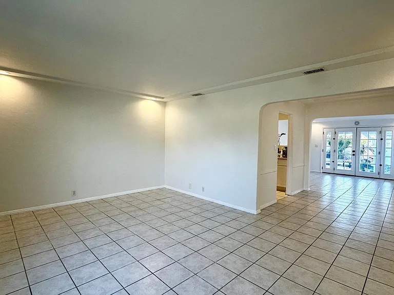 2133 N Buena Vista St — Photo 18