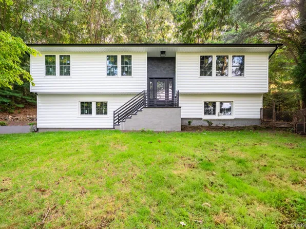 368 Landing Avenue, Smithtown, NY 11787