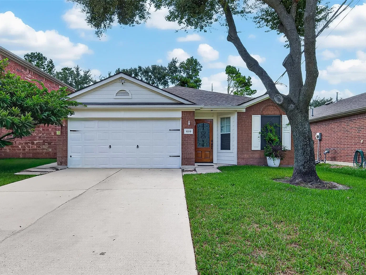 4 bed, 2.0 bath, 1938 sqft, $2,450 — Photo 2