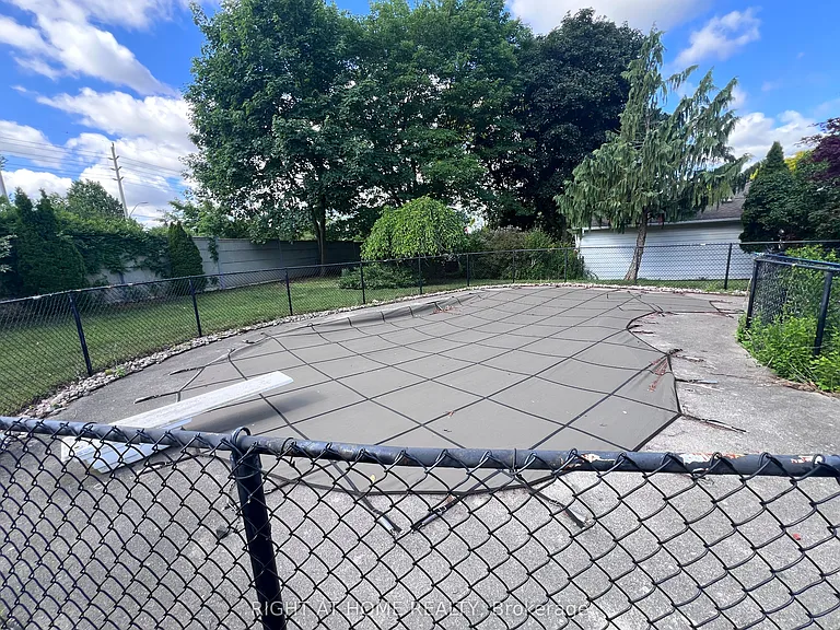46 Radcliffe Cres — Photo 40
