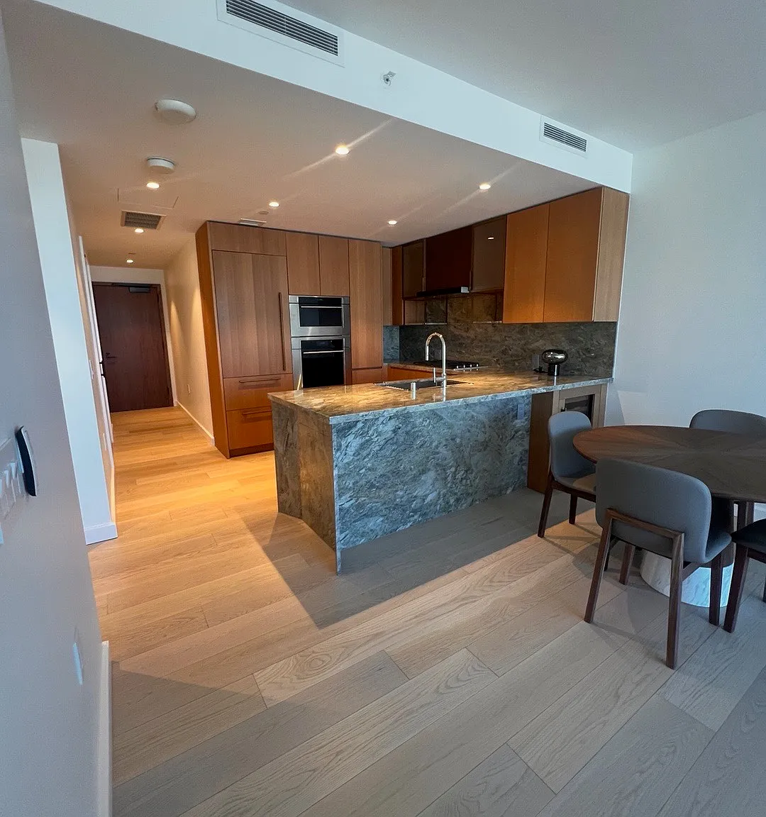 1 bed, 752 sqft, $5,400 — Photo 1