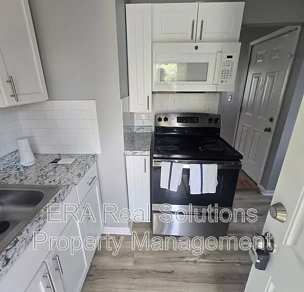 977 13th Ave — Photo 9