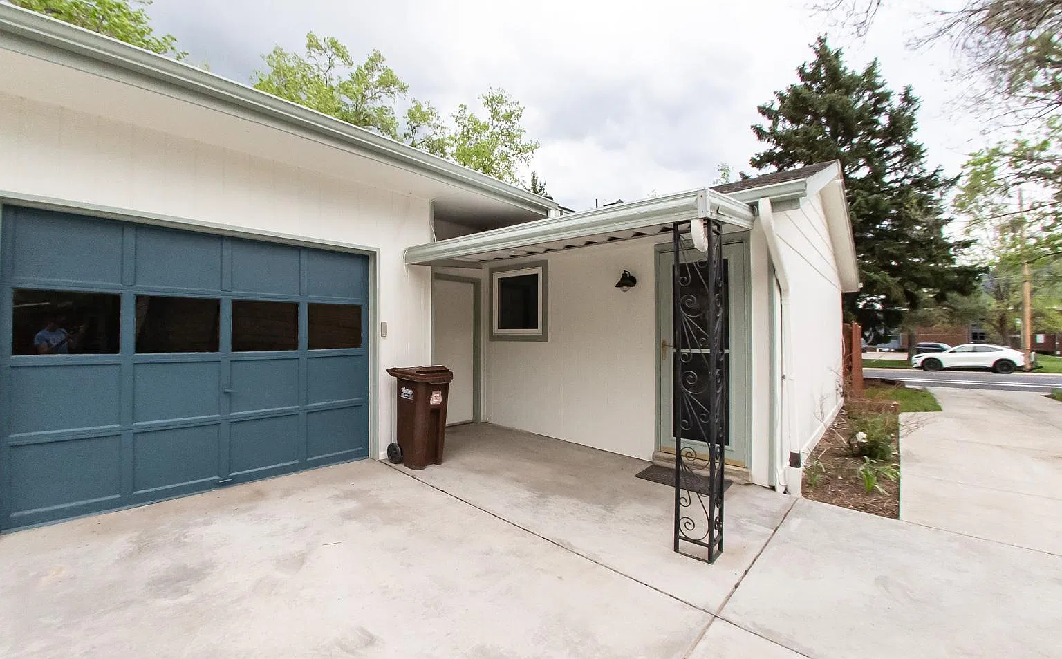 2 bed, 889 sqft, $3,000 — Photo 1
