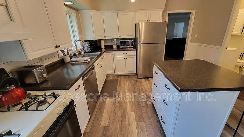 3 bed, 1.0 bath, 1200 sqft, $3,150 — Photo 4
