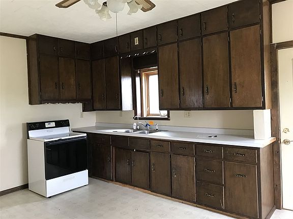 Spacious farm kitchen