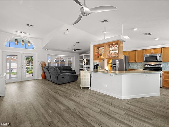 4th image of 2559 SW 28th Ave