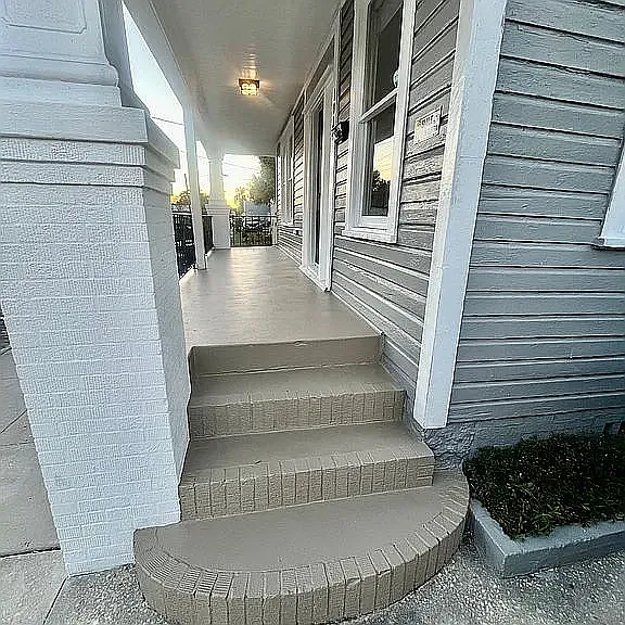 Front Porch steps from driveway