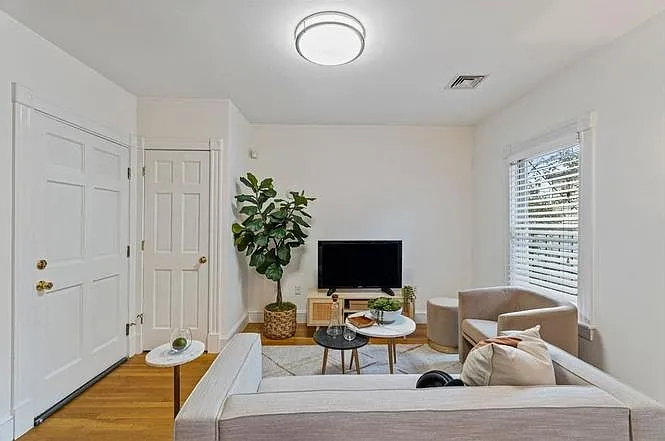 296 W 3rd St #20 — Photo 4