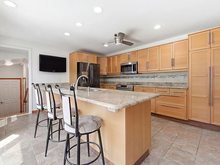 319 E Madison Ave — Photo 10