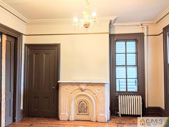 4th image of 210 Suydam St