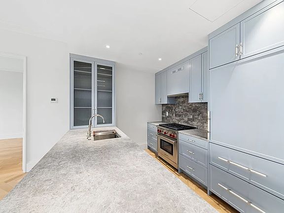 4th image of 250 E 21st St #7B