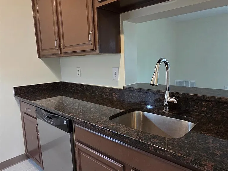 1514 Ravens Crest Dr — Photo 6