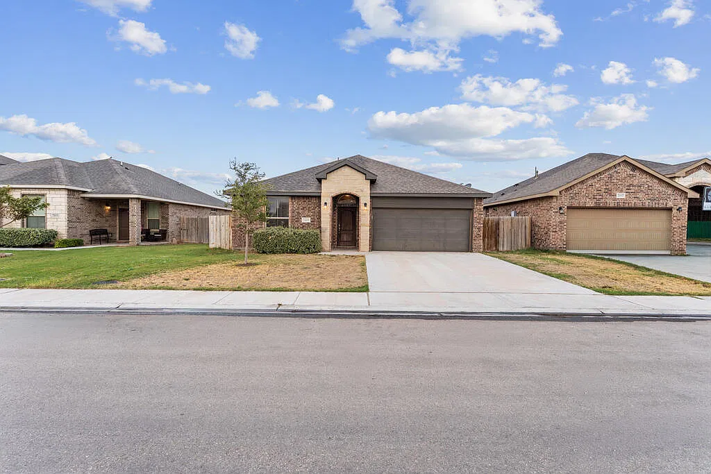 4 bed, 2.0 bath, 1601 sqft, $2,600 — Photo 2