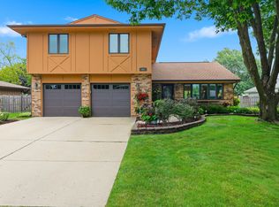 305 S Knollwood Dr, Schaumburg, IL 60193