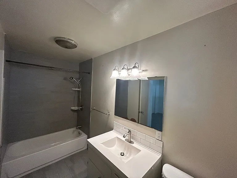 1148 W 7th St — Photo 7