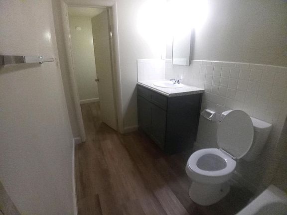 4th image of 1124 E 9th St #53