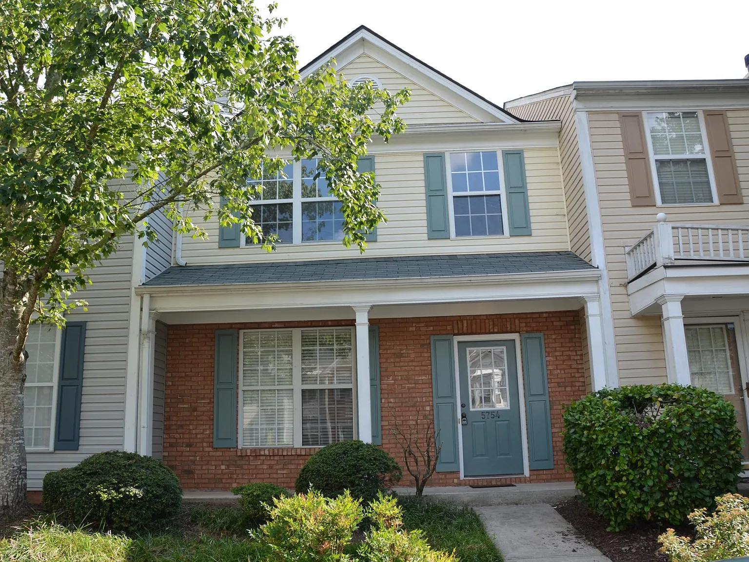 3 bed, 2.5 bath, 1450 sqft, $2,050 — Photo 2