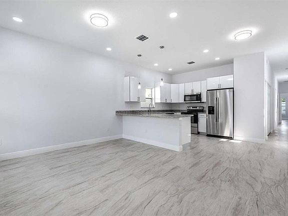 2nd image of 2831 Saranac Ave