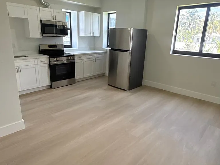 330 SW 5th Ave #2 — Photo 2