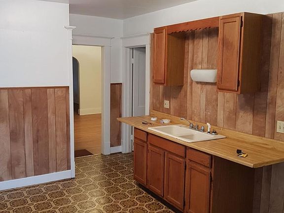 4th image of 1123 E Delavan Ave