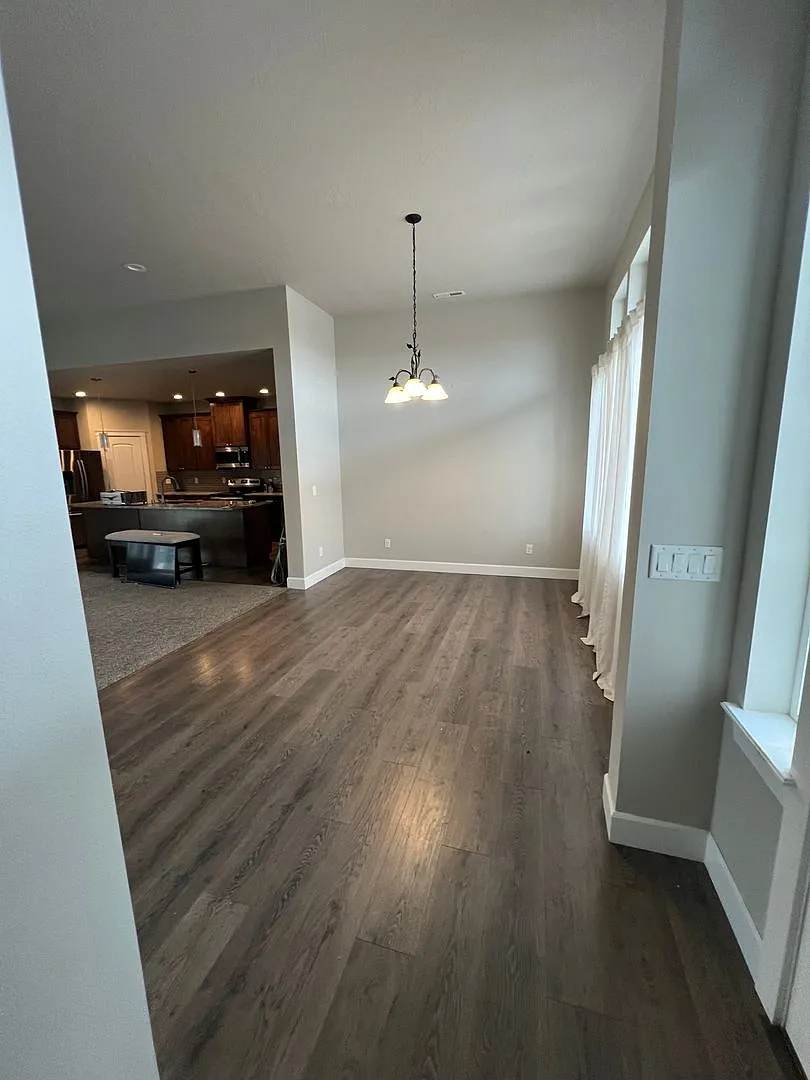 4 bedroom 2 bath, Quincy — Photo 3