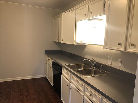 4th image of 1531 Columbia Ave