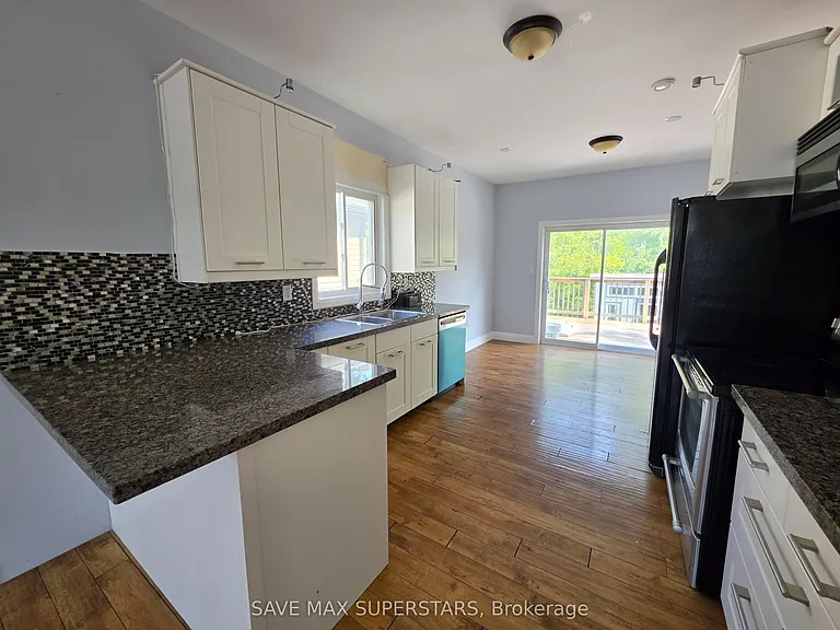 222 Phillips St #UPPER — Photo 8