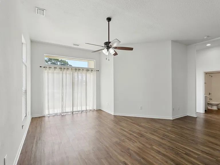 Devon Circle Apartments — Photo 16