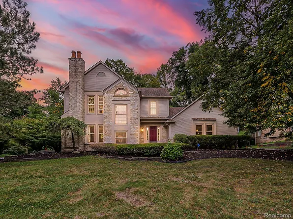 39386 Plumbrook Dr, Farmington Hills, MI 48331