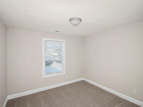 5th image of 211 Bradford Dr
