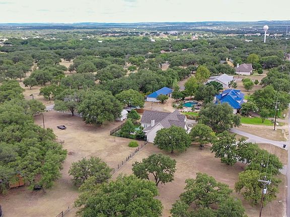 3rd image of 702 Liveoak Dr