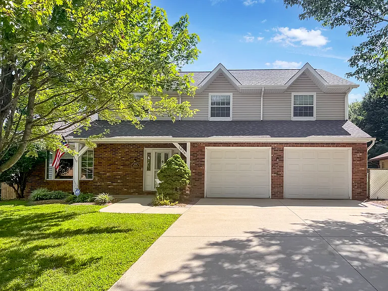 1026 Woodleaf Dr — Photo 2