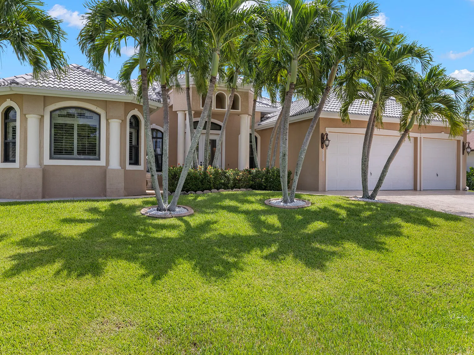 Spacious Heated Pool Home 3 bed 3 bath w/3 car garage — Photo 1