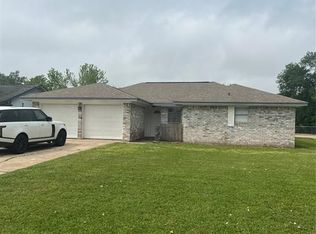 105 Meadowview Ln, Angleton, TX 77515
