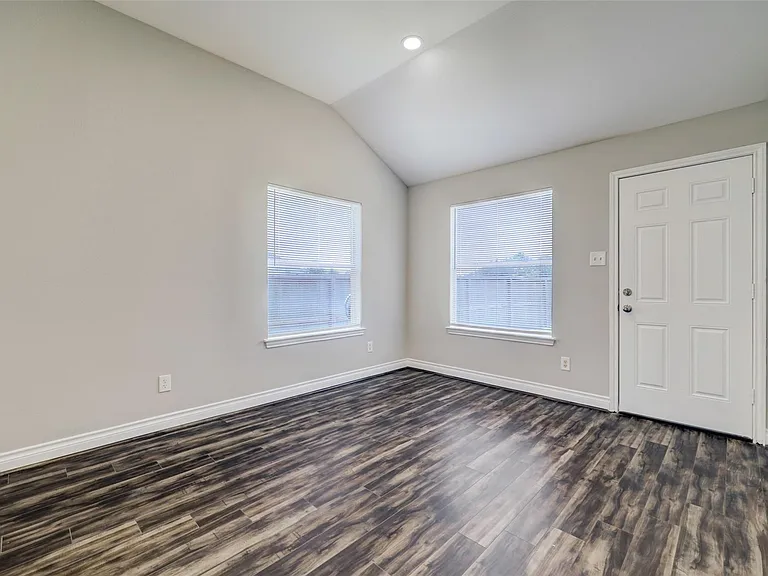2116 Breezeway Ln — Photo 10