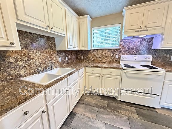 3rd image of 1442 Clinton Dr