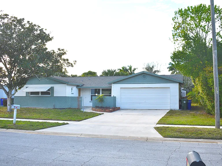 1413 Floyd Dr — Photo 2