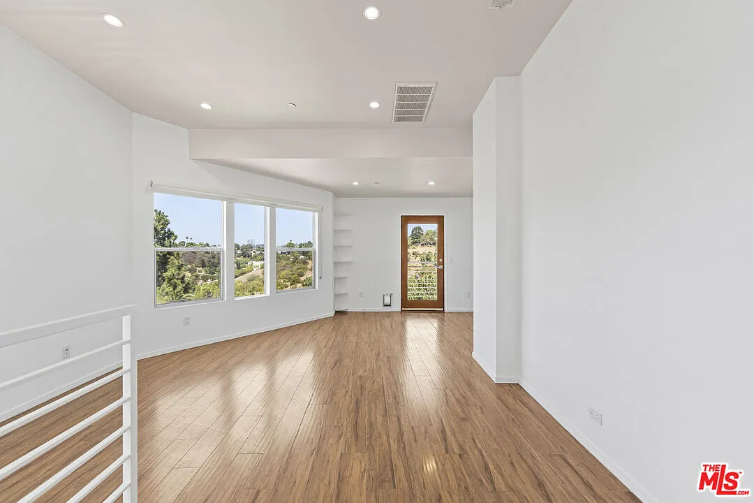 2 bed, 2.0 bath, 1214 sqft, $4,200 — Photo 3