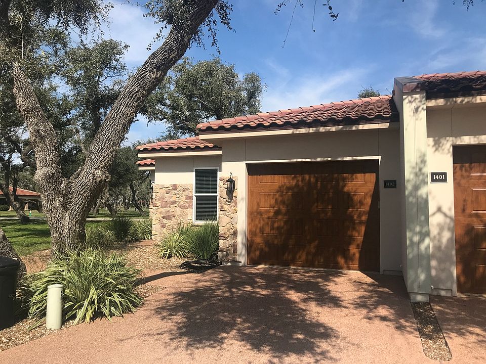 1402 Royal Oaks Trail 