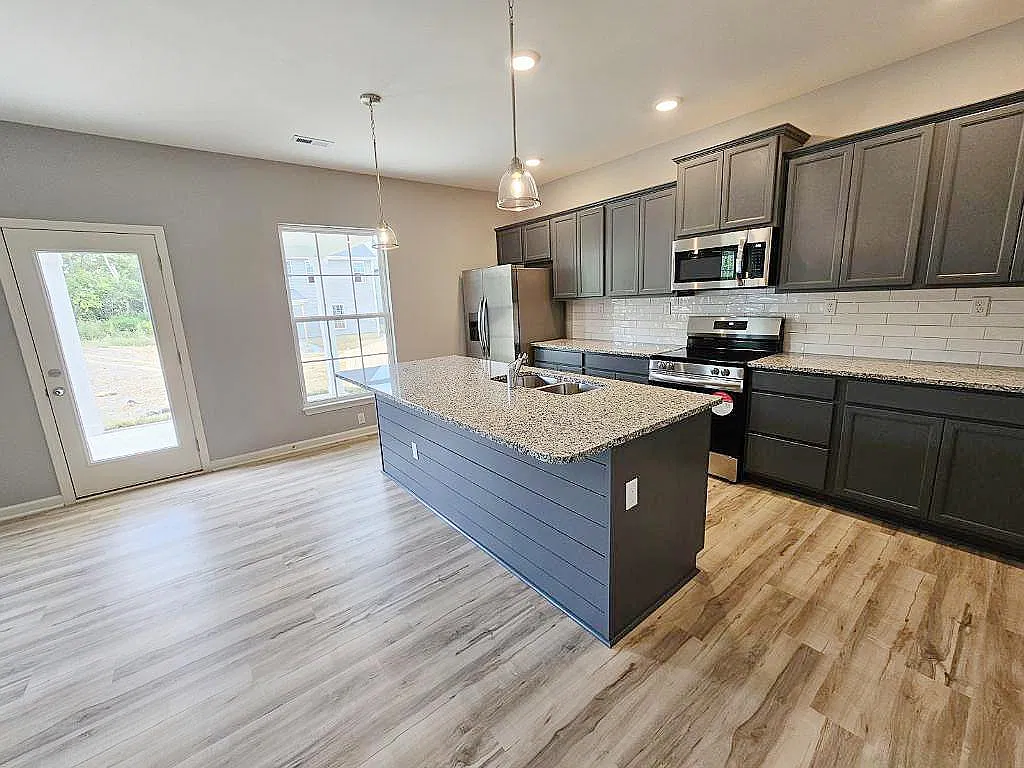 4 bed, 2266 sqft, $2,850 — Photo 4