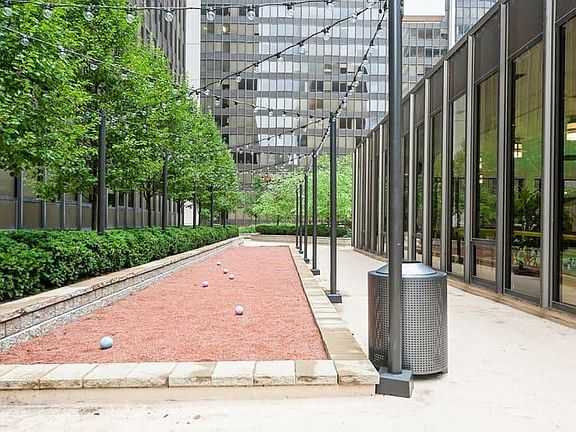 4th image of 1122 N Dearborn St #1906
