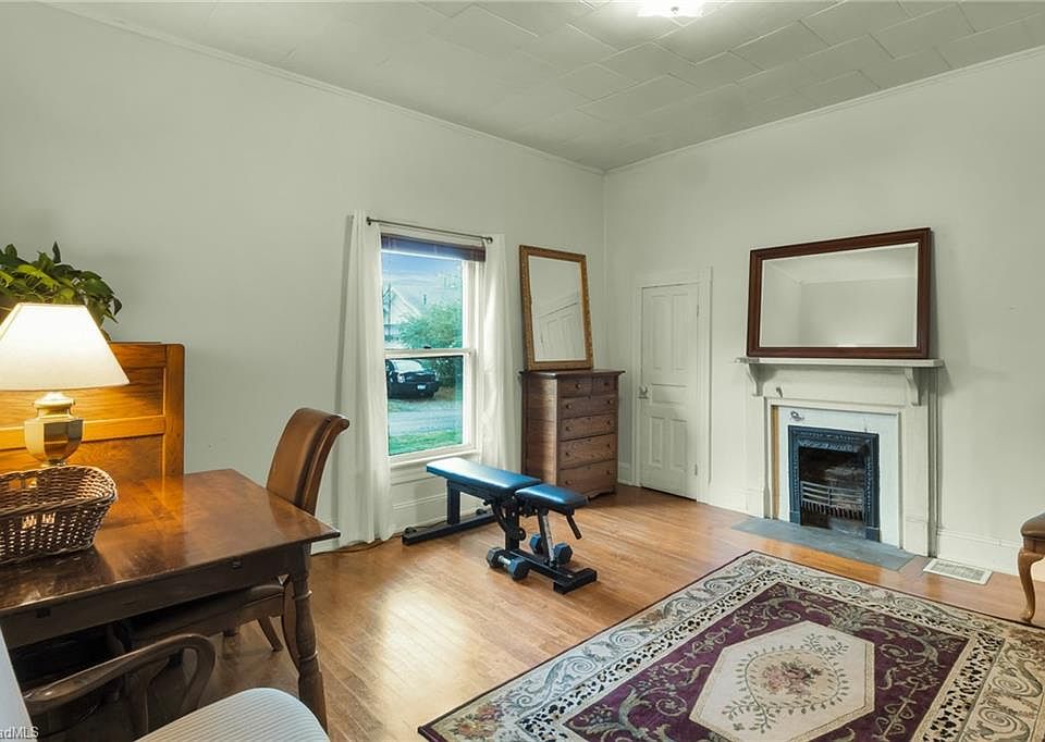 22nd image of 2103 N Thomas Ave