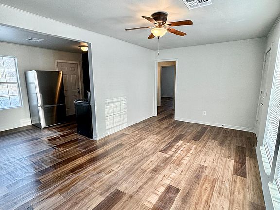 3rd image of 211 W Lilac Ln